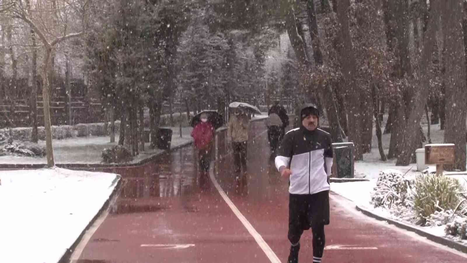 İstanbul’da beklenen kar yağışı gece saatlerinden itibaren etkisini ara ara gösteriyor. Anadolu Yakası ilçelerinden Çekmeköy’de vatandaşlar yağan ...