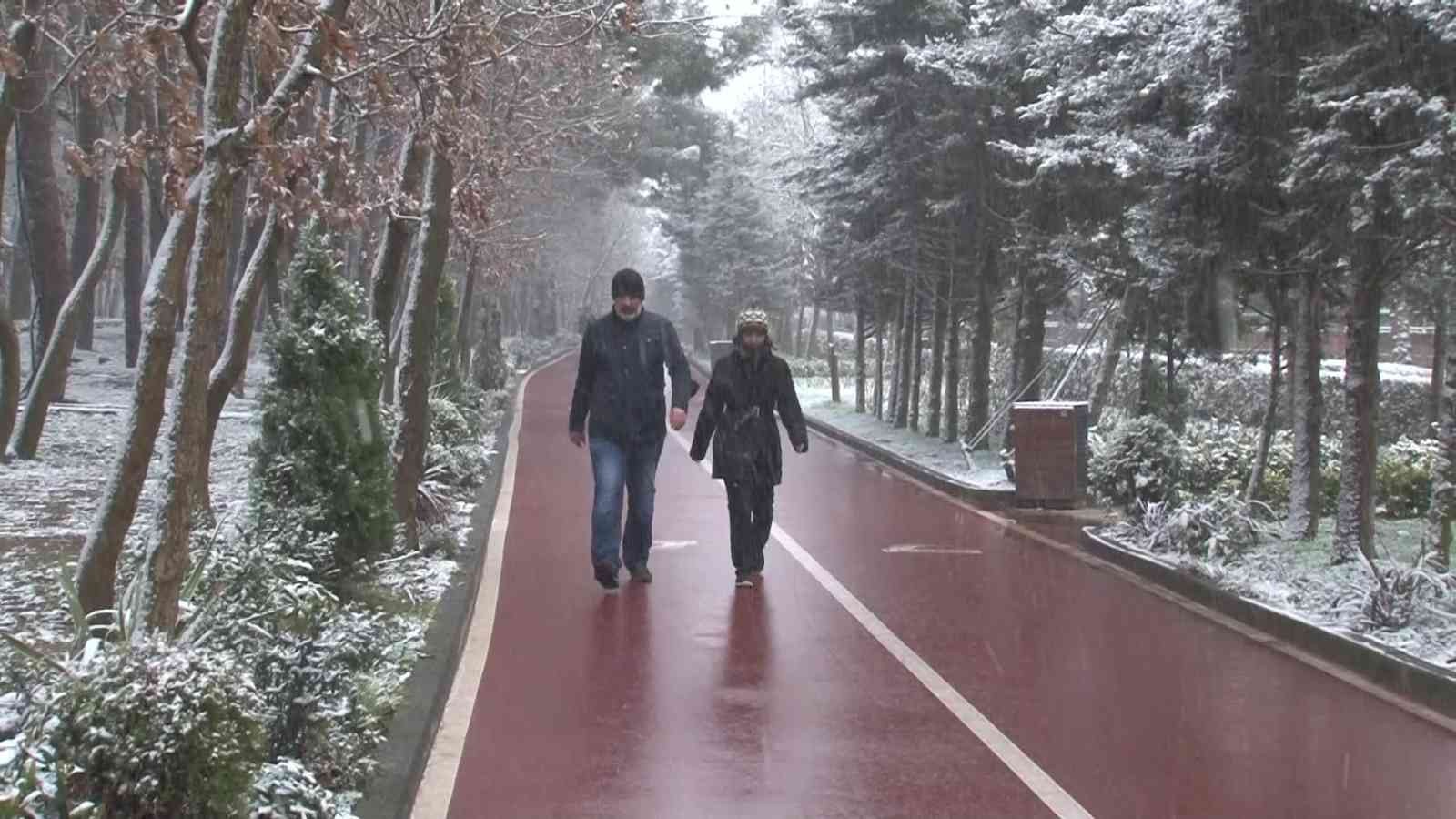 İstanbul’da beklenen kar yağışı gece saatlerinden itibaren etkisini ara ara gösteriyor. Anadolu Yakası ilçelerinden Çekmeköy’de vatandaşlar yağan ...