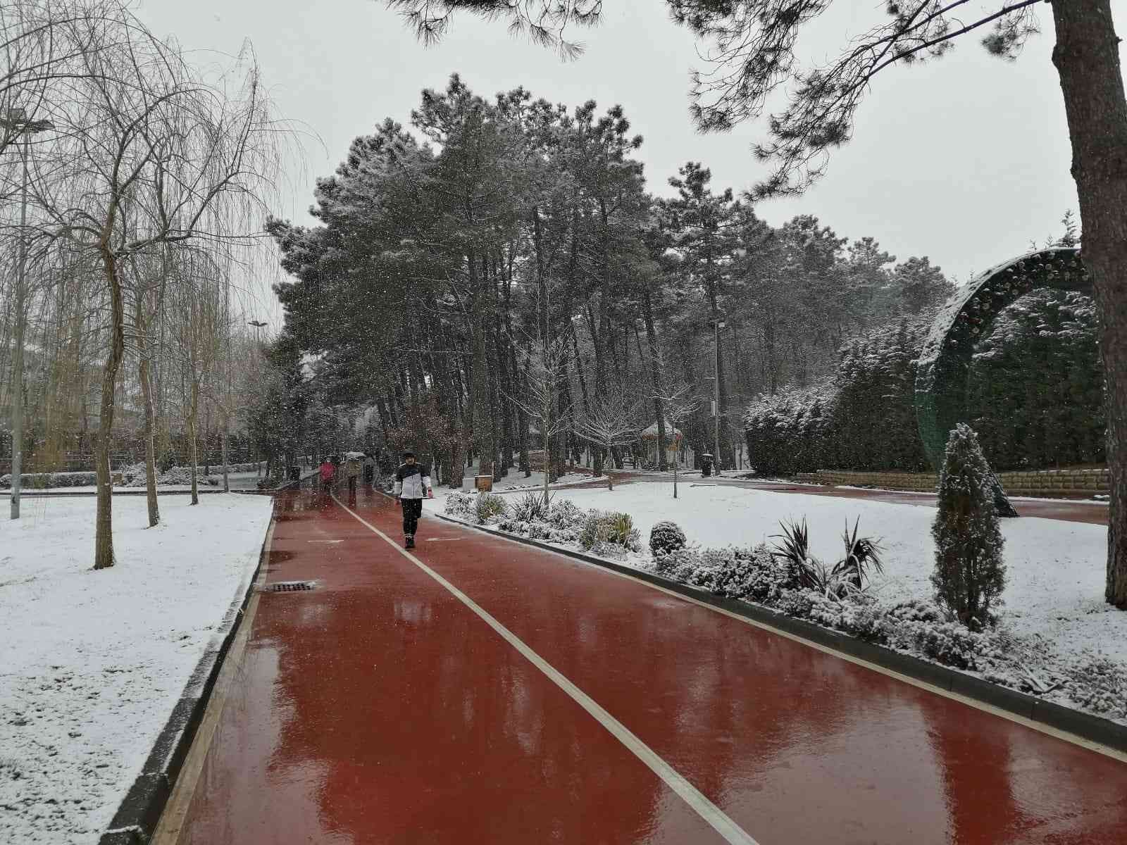 İstanbul’da beklenen kar yağışı gece saatlerinden itibaren etkisini ara ara gösteriyor. Anadolu Yakası ilçelerinden Çekmeköy’de vatandaşlar yağan ...