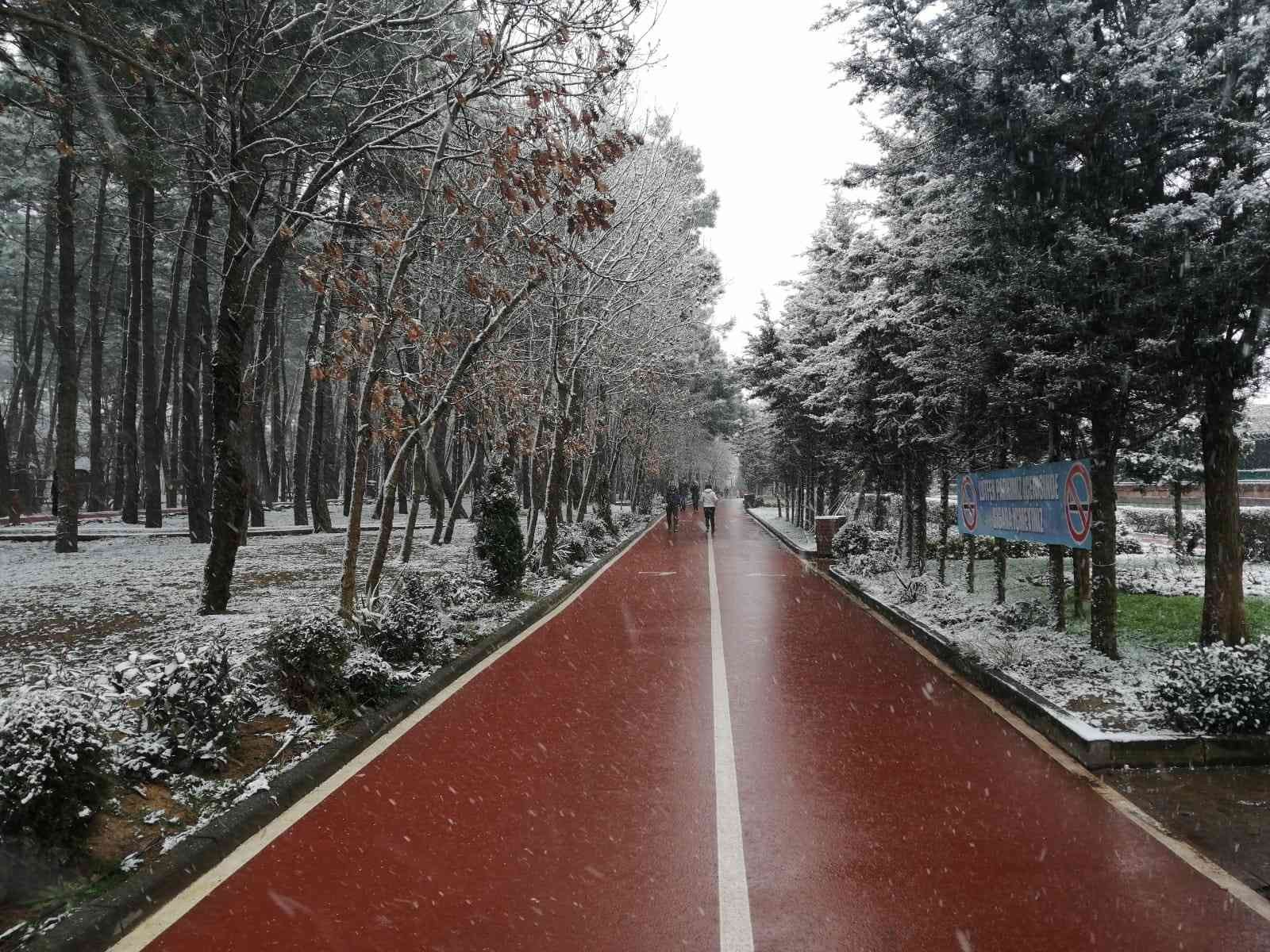 İstanbul’da beklenen kar yağışı gece saatlerinden itibaren etkisini ara ara gösteriyor. Anadolu Yakası ilçelerinden Çekmeköy’de vatandaşlar yağan ...