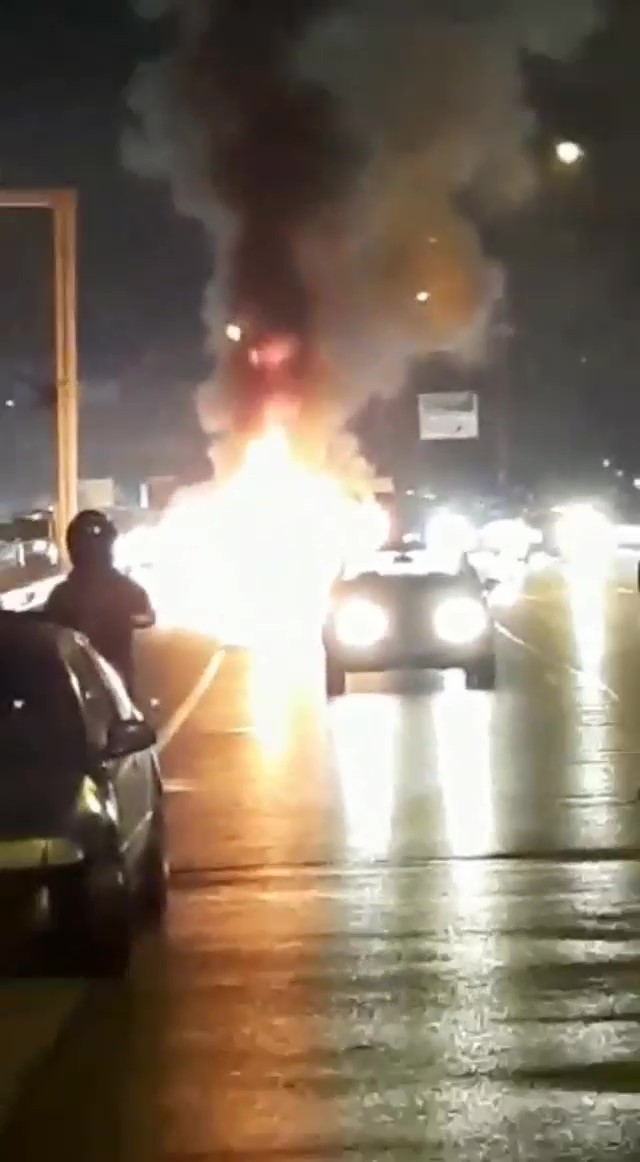 Çekmeköy’de, Şile otoyolunda seyir halinde olan bir aracın motor bölümünde yangın çıktı. Alevlerin sardığı araç kısa sürede alev topuna döndü ...