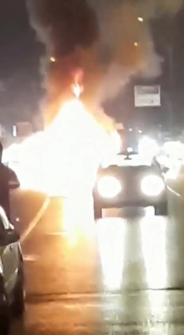 Çekmeköy’de, Şile otoyolunda seyir halinde olan bir aracın motor bölümünde yangın çıktı. Alevlerin sardığı araç kısa sürede alev topuna döndü ...