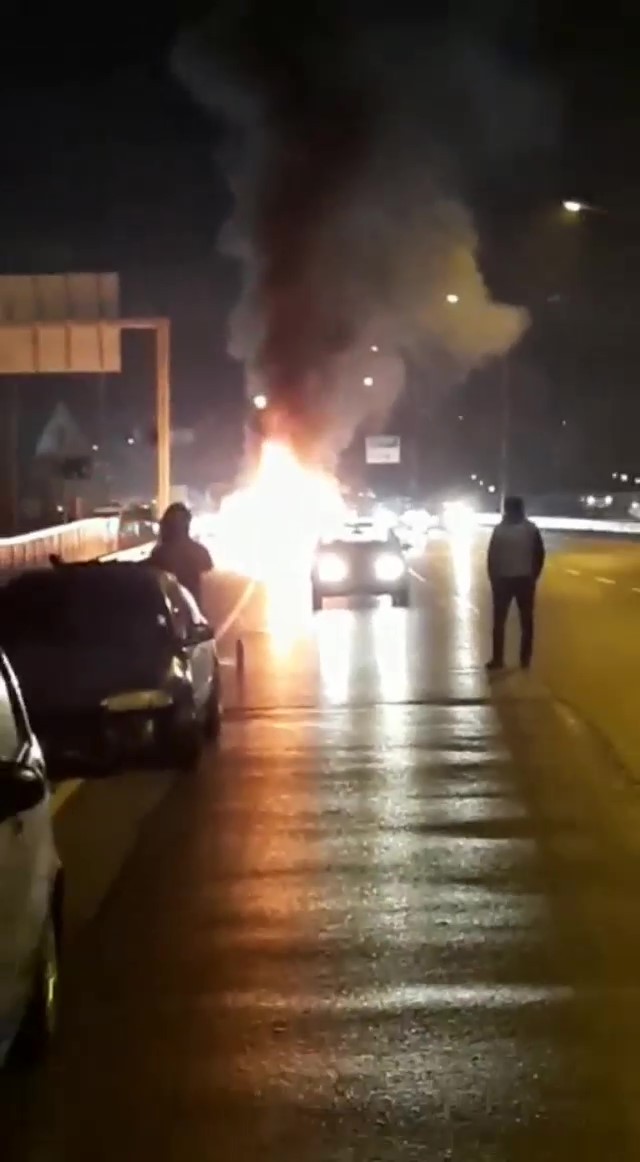 Çekmeköy’de, Şile otoyolunda seyir halinde olan bir aracın motor bölümünde yangın çıktı. Alevlerin sardığı araç kısa sürede alev topuna döndü ...