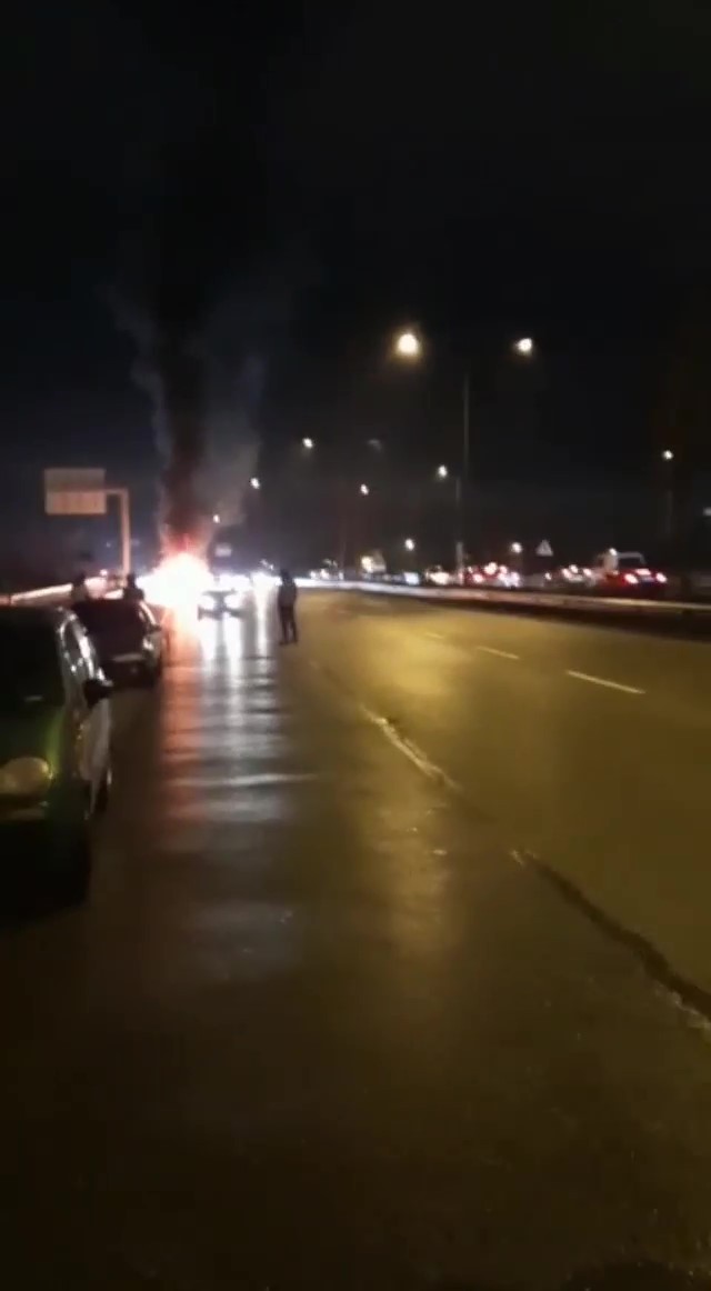 Çekmeköy’de, Şile otoyolunda seyir halinde olan bir aracın motor bölümünde yangın çıktı. Alevlerin sardığı araç kısa sürede alev topuna döndü ...