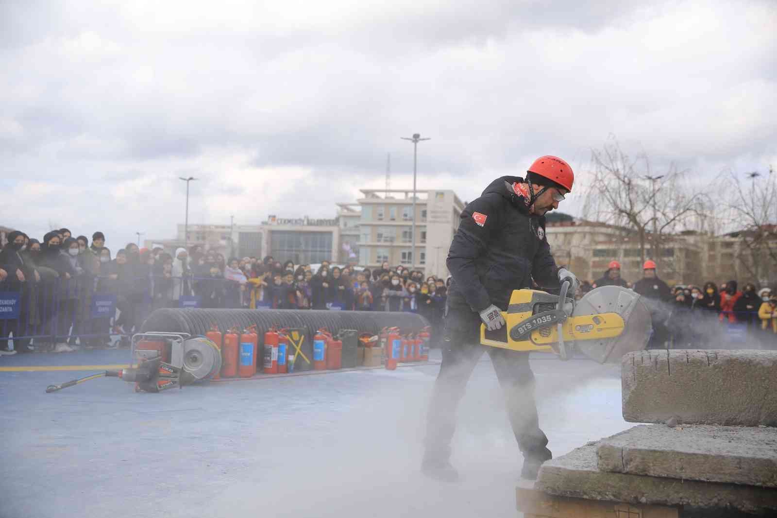 Çekmeköy Belediyesi Arama Kurtarma Ekibi 1-7 Mart Deprem Haftası kapsamında yaptığı gerçeğini aratmayan tatbikatlarla binlerce vatandaşı ...