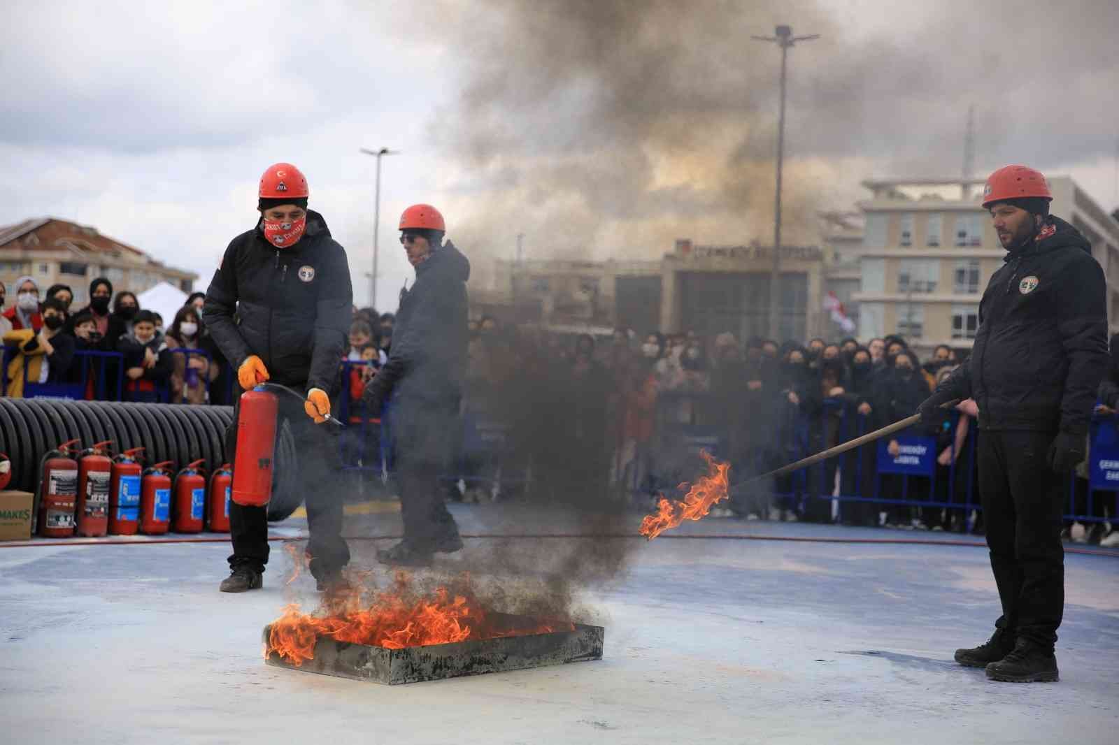 Çekmeköy Belediyesi Arama Kurtarma Ekibi 1-7 Mart Deprem Haftası kapsamında yaptığı gerçeğini aratmayan tatbikatlarla binlerce vatandaşı ...