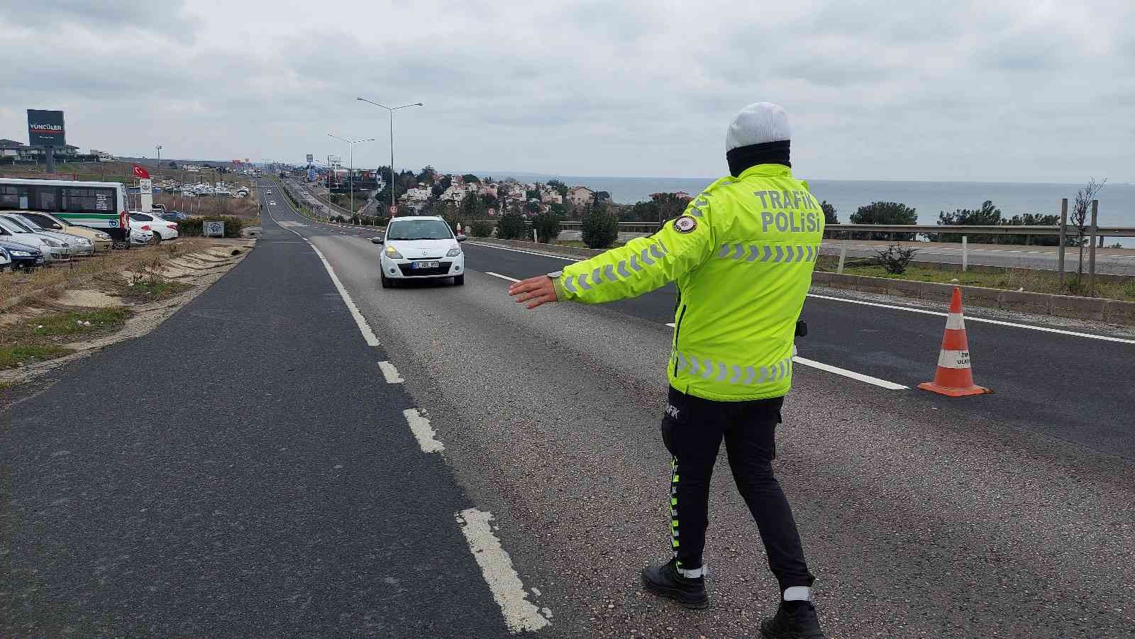 Tekirdağ İl Emniyet Müdürlüğü ekipleri, uygulama yaptıkları noktalarda 8 Mart Dünya Kadınlar Günü dolayısıyla yolda seyahat eden kadınlara ...