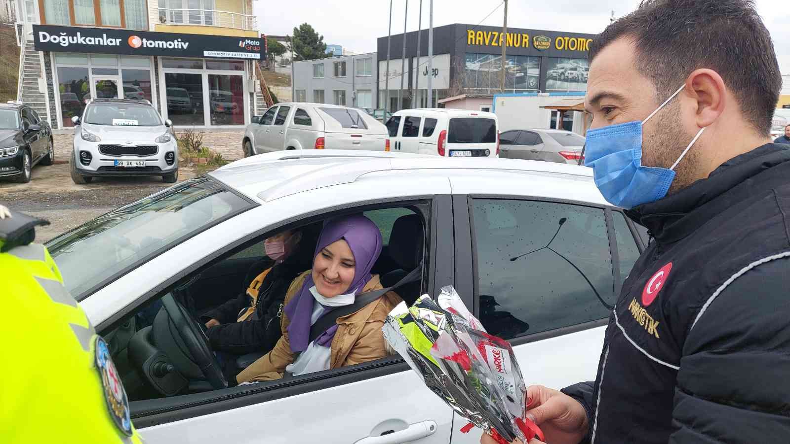 Tekirdağ İl Emniyet Müdürlüğü ekipleri, uygulama yaptıkları noktalarda 8 Mart Dünya Kadınlar Günü dolayısıyla yolda seyahat eden kadınlara ...