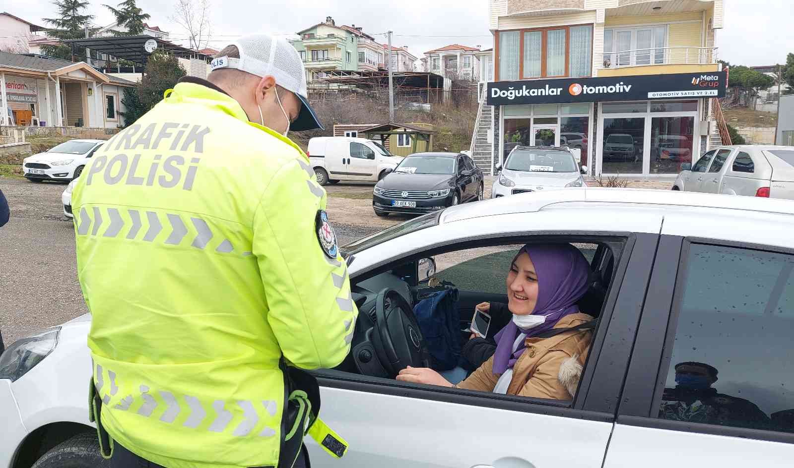 Tekirdağ İl Emniyet Müdürlüğü ekipleri, uygulama yaptıkları noktalarda 8 Mart Dünya Kadınlar Günü dolayısıyla yolda seyahat eden kadınlara ...