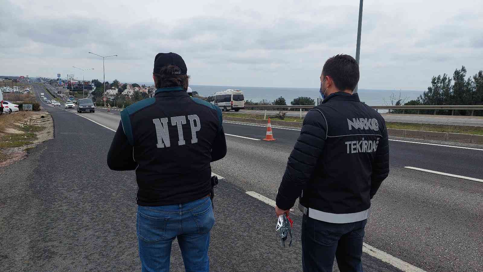 Tekirdağ İl Emniyet Müdürlüğü ekipleri, uygulama yaptıkları noktalarda 8 Mart Dünya Kadınlar Günü dolayısıyla yolda seyahat eden kadınlara ...