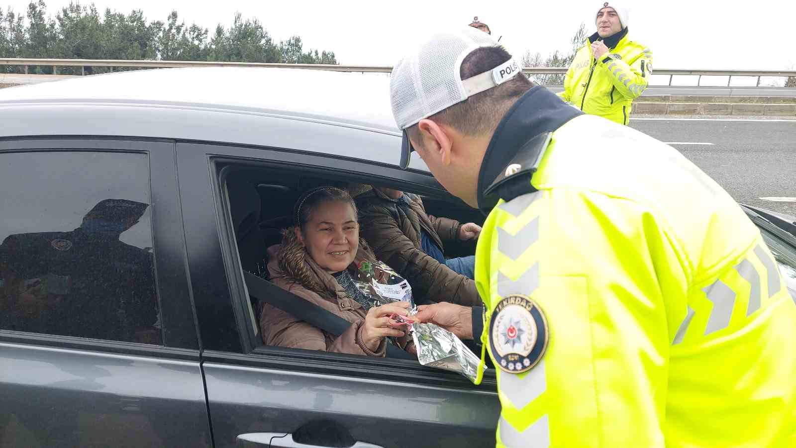 Tekirdağ İl Emniyet Müdürlüğü ekipleri, uygulama yaptıkları noktalarda 8 Mart Dünya Kadınlar Günü dolayısıyla yolda seyahat eden kadınlara ...