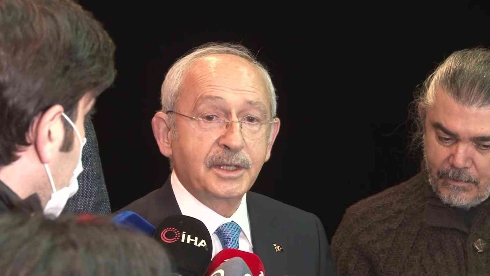 CHP Genel Başkanı Kemal Kılıçdaroğlu, Kadıköy’de bulunan ve faturalarını ödeyemedikleri için elektrikleri kesilen Moda Sahnesi’ni ziyaret etti ...