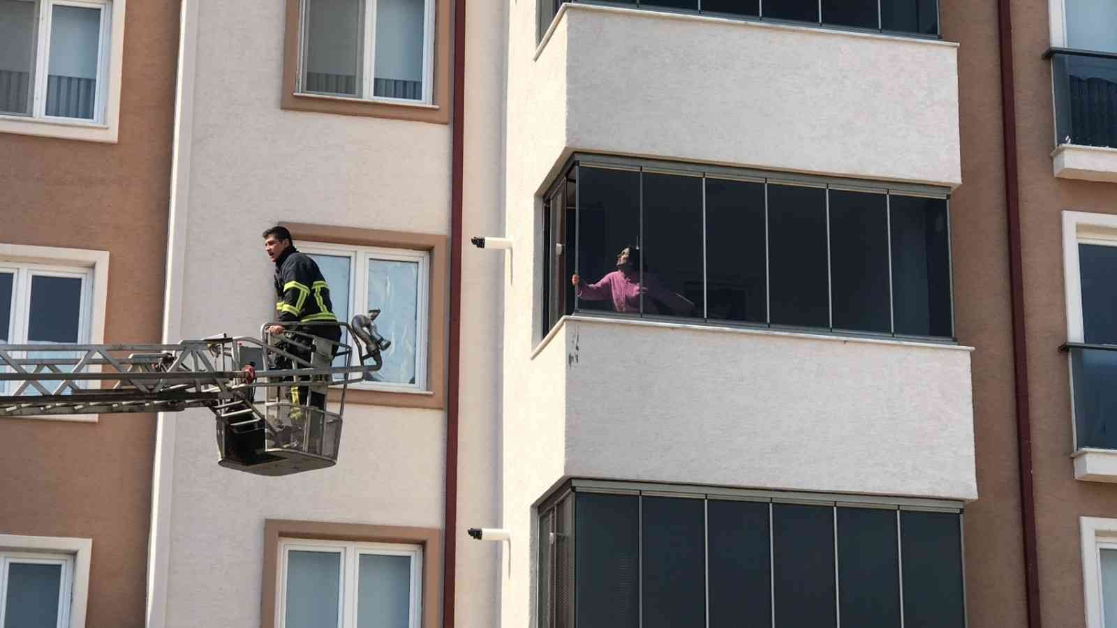 Bilecik’te psikolojik sorunları nedeniyle tedavi gördüğü belirtilen kadın, geçirdiği cinnet sonucu 10 yaşındaki oğlunu kesici aletle yaraladı ...