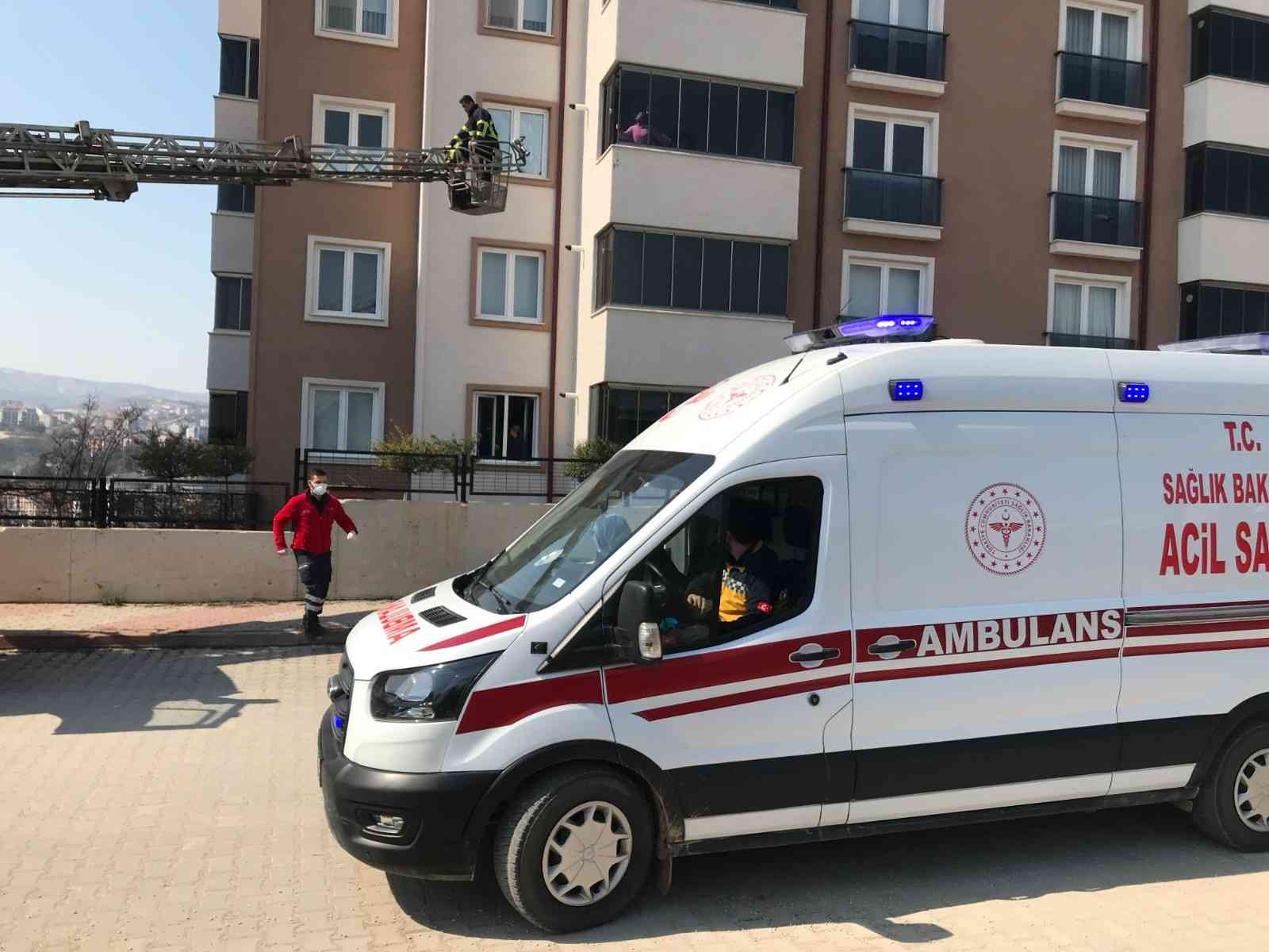 Bilecik’te psikolojik sorunları nedeniyle tedavi gördüğü belirtilen kadın, geçirdiği cinnet sonucu 10 yaşındaki oğlunu kesici aletle yaraladı ...