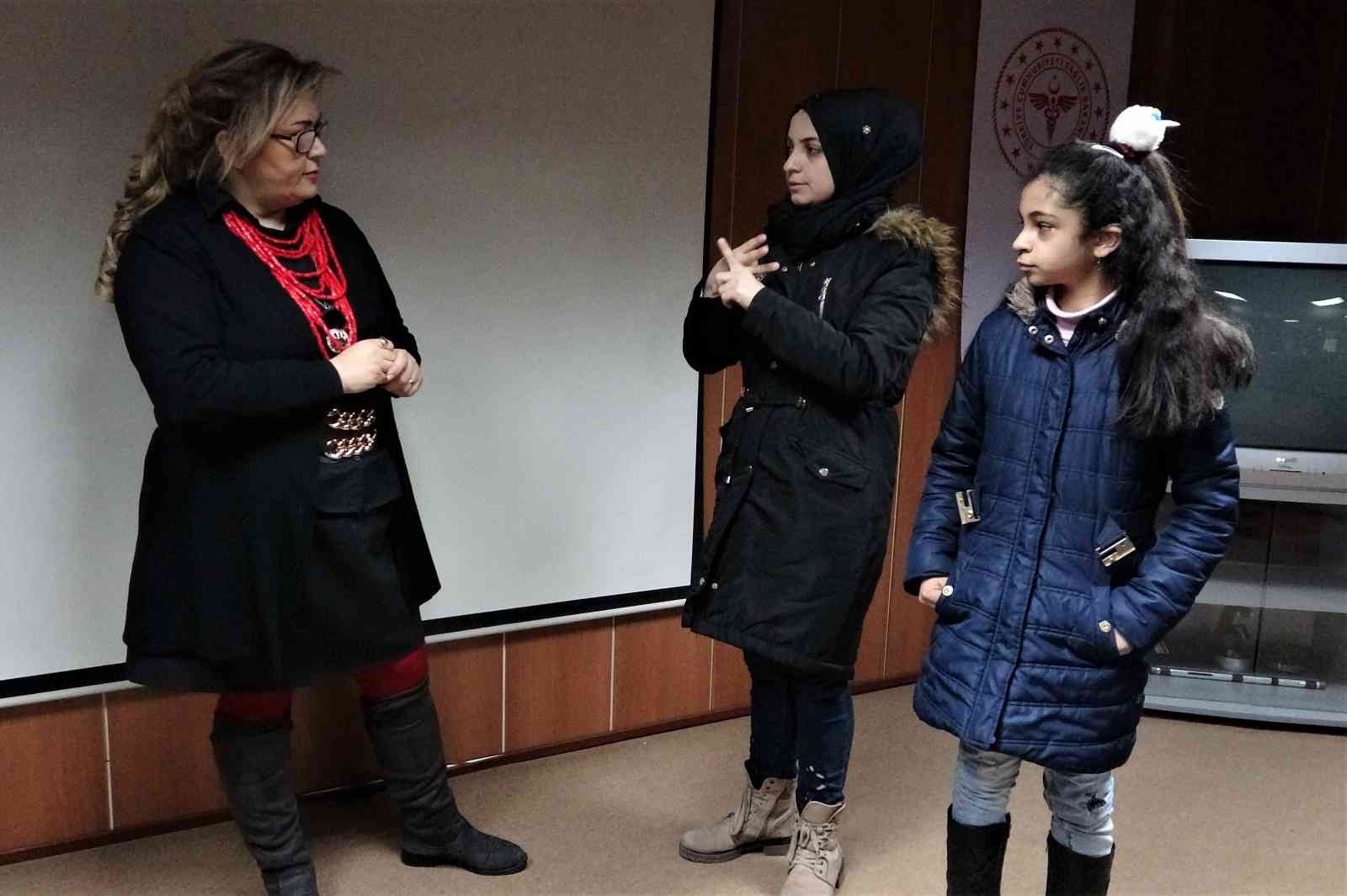 Bursa’da bir anne işitme engelli kızıyla konuşabilmek için kursa giderek işaret dilini öğrendi. Kızına 10 yıl sonra "kızım" diyebildi. Suriye ...