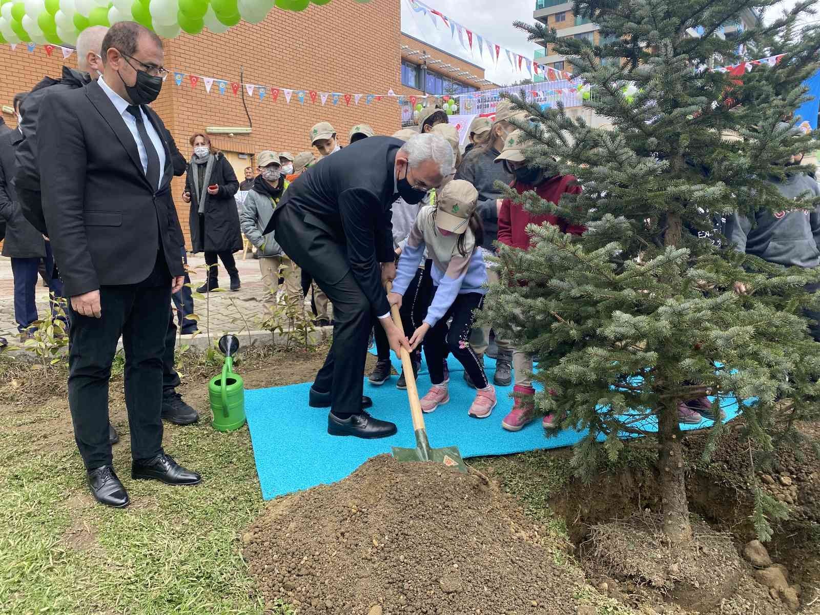 Orman Haftası kapsamında Sarıyer’de bir okulda çocuklara doğa sevgisini aşılamak için Çat Kapı Orman Tiyatrosu tarafından gösteri yapıldı ...