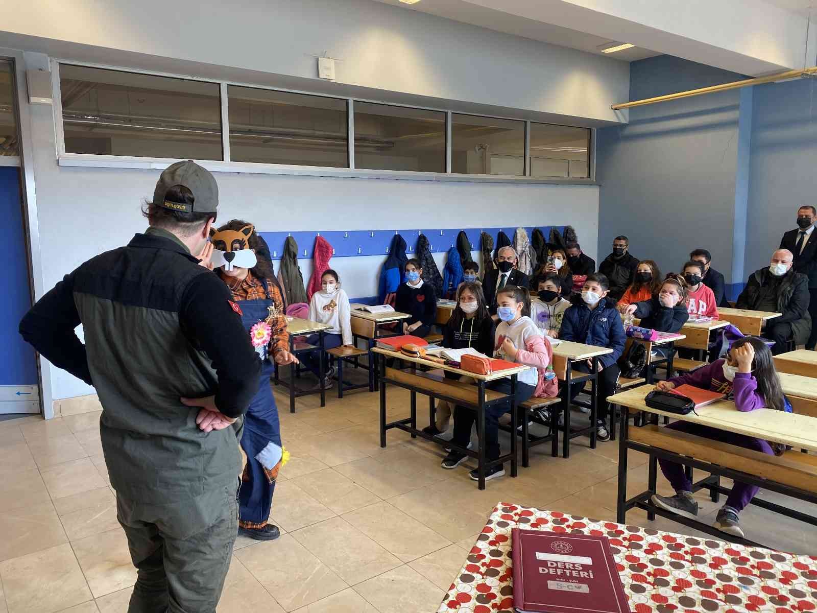 Orman Haftası kapsamında Sarıyer’de bir okulda çocuklara doğa sevgisini aşılamak için Çat Kapı Orman Tiyatrosu tarafından gösteri yapıldı ...