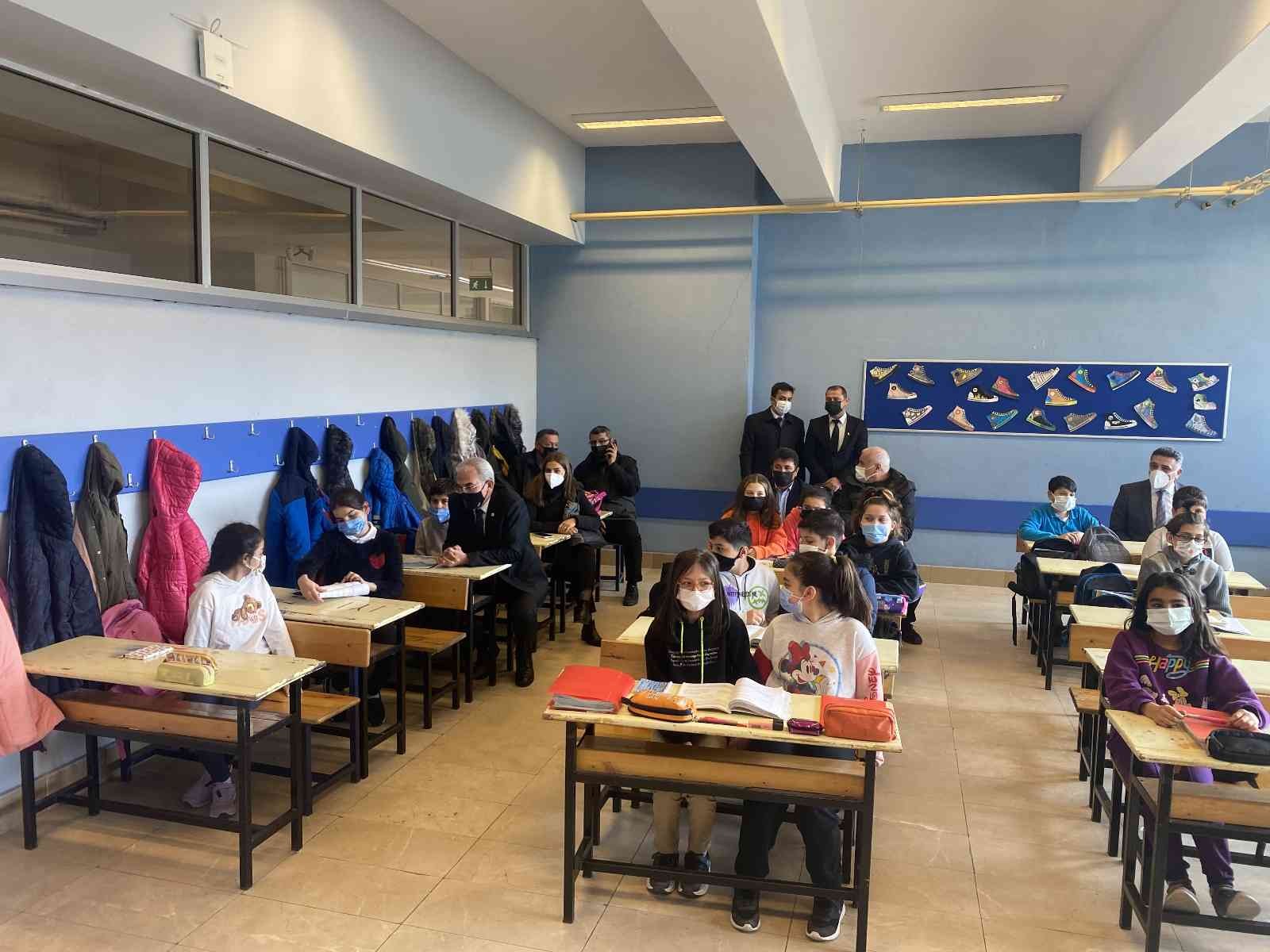 Orman Haftası kapsamında Sarıyer’de bir okulda çocuklara doğa sevgisini aşılamak için Çat Kapı Orman Tiyatrosu tarafından gösteri yapıldı ...