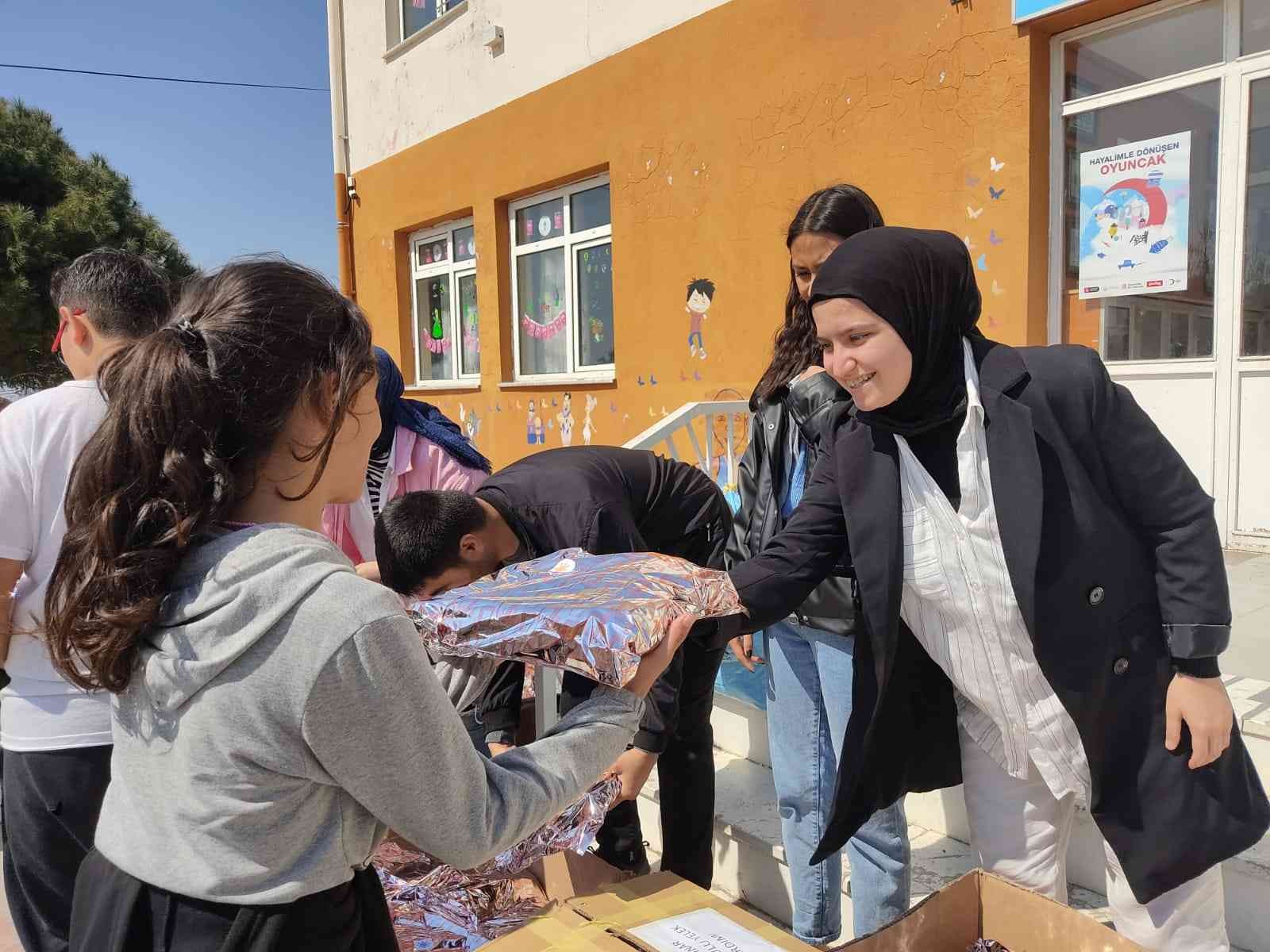 Çanakkale Onsekiz Mart Üniversitesi (ÇOMÜ), Kurumsal İletişim Koordinatörlüğü Sosyal Sorumluluk Birimi faaliyetleri çerçevesinde sürdürülen ...