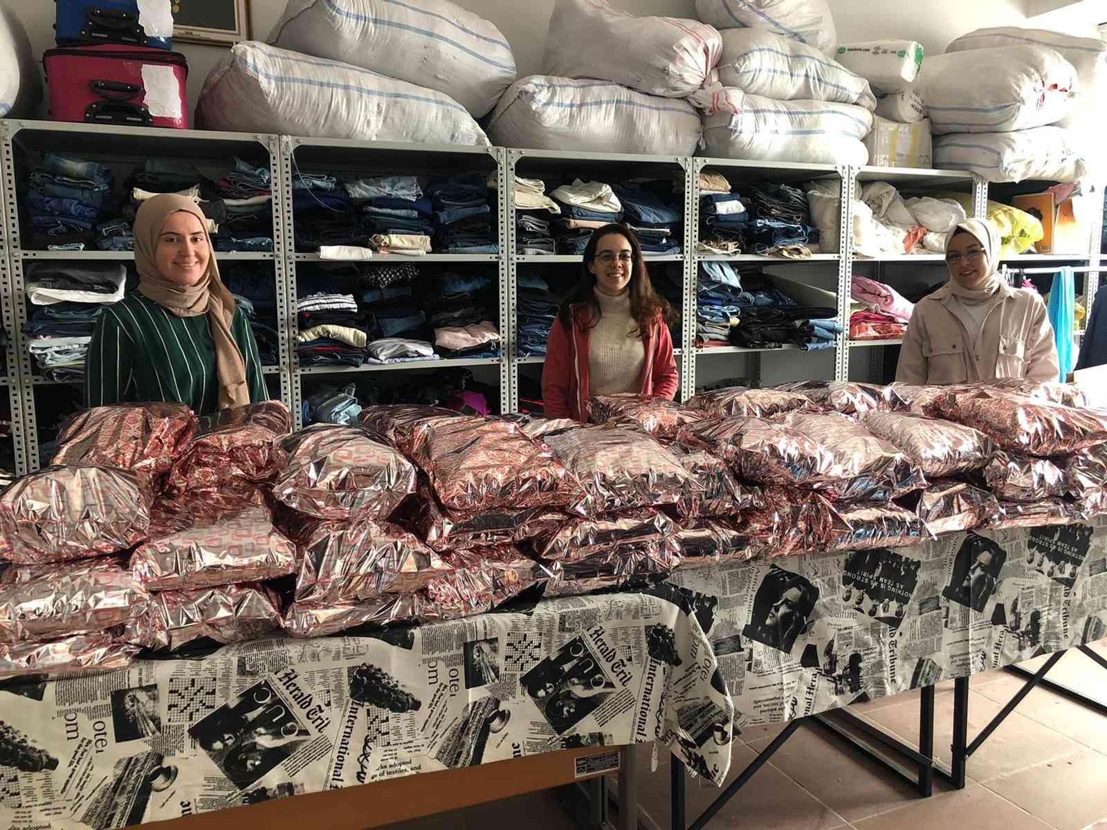 Çanakkale Onsekiz Mart Üniversitesi (ÇOMÜ) öğrencileri, sosyal sorumluluk projeleri kapsamında merkez ilçede bulunan 2 ortaokulun kütüphanesinin ...