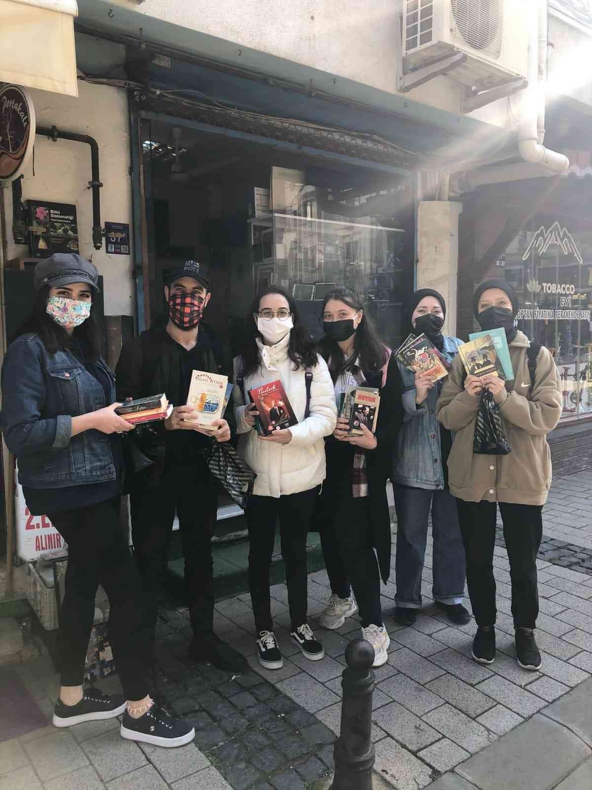 Çanakkale Onsekiz Mart Üniversitesi (ÇOMÜ) öğrencileri, sosyal sorumluluk projeleri kapsamında merkez ilçede bulunan 2 ortaokulun kütüphanesinin ...