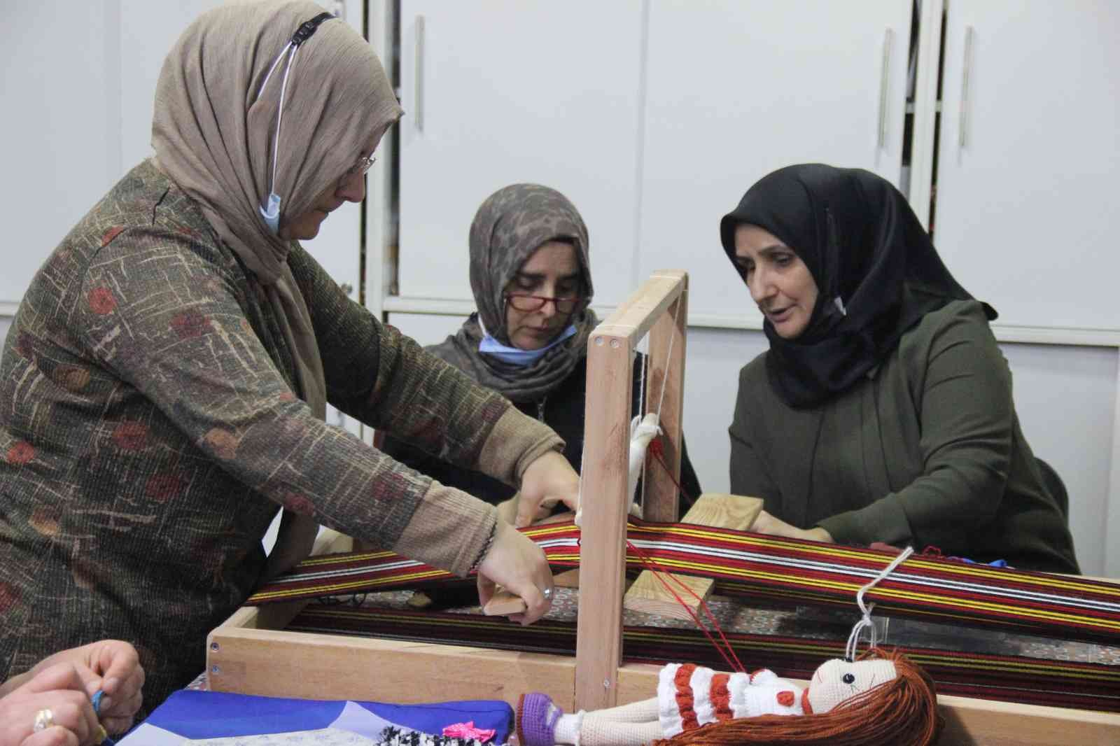 Kocaeli’de atık malzemeleri dekoratif aksesuar, kıyafet ve çanta gibi birbirinden güzel ürünlere dönüştüren kadınlar geri dönüşüme büyük katkı ...