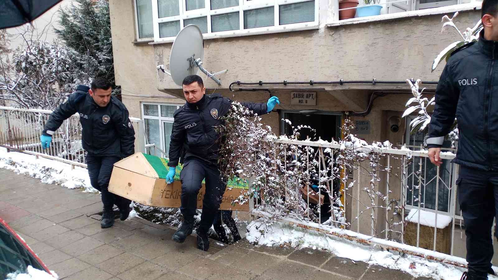 Tekirdağ’ın Çorlu ilçesinde aralarında çıkan alacak verecek tartışma sonrası F.Ç., üvey teyzesini 12 yerinden bıçaklayarak öldürdü eşini de aynı ...