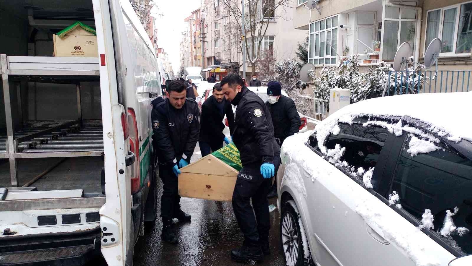 Tekirdağ’ın Çorlu ilçesinde aralarında çıkan alacak verecek tartışma sonrası F.Ç., üvey teyzesini 12 yerinden bıçaklayarak öldürdü eşini de aynı ...