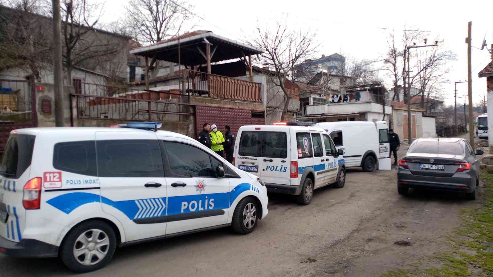 Tekirdağ’ın Çorlu ilçesinde polisin ’dur’ ihtarına uymayan sürücü 500 metre kaçabildi. Araçta yapılan aramada 180 bin adet makaron ele geçirildi ...