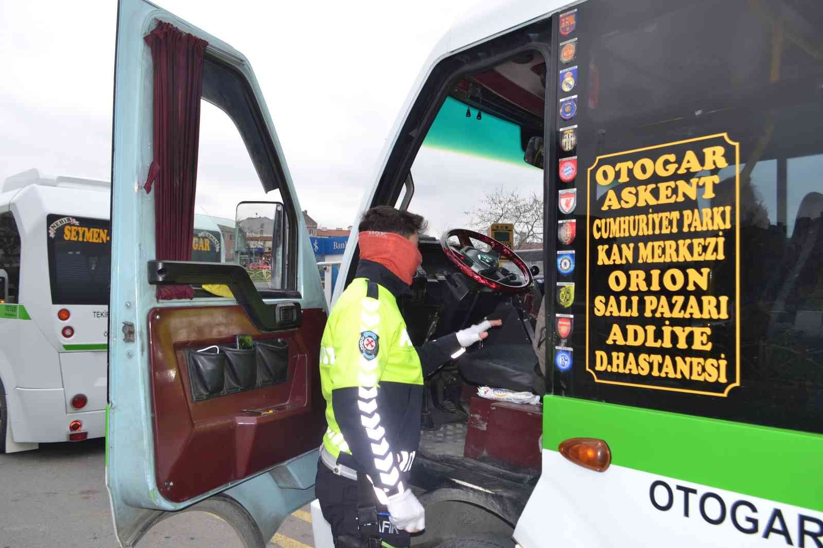 Tekirdağ’ın Çorlu ilçesinde polis ve büyük şehir zabıtası tarafından şehir içi yolcu taşımacılığı yapan minibüsler ile M plakalı minibüsler ...