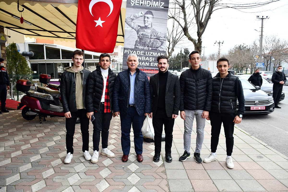 Suriye’nin İdlib kentinde rejim unsurlarının hava saldırısı sonucu şehit olan Piyade Uzman Onbaşı Birhan Er için mevlit programı düzenlendi ...