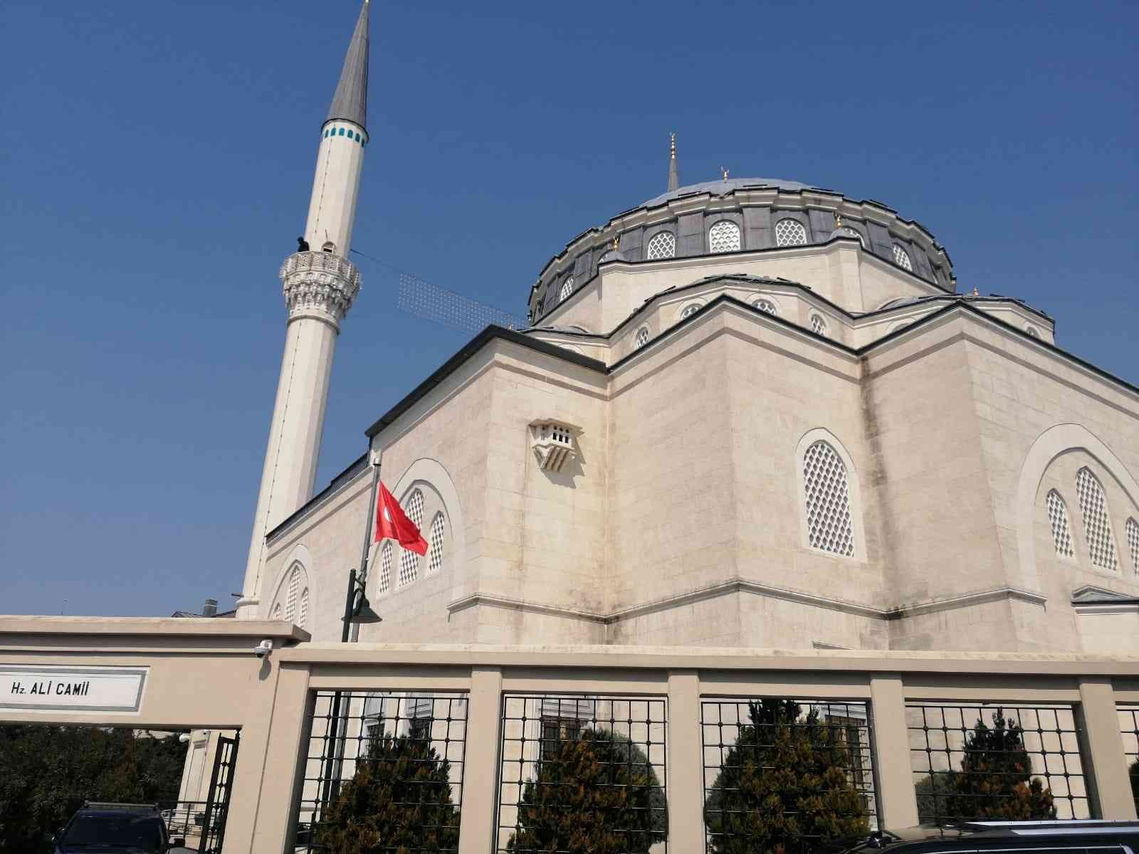 Cumhurbaşkanı Recep Tayyip Erdoğan, cuma namazını Üsküdar’daki Hz. Ali Camii’nde kıldı. Namazın ardından Cumhurbaşkanı Erdoğan, Tokat Havalimanı ...