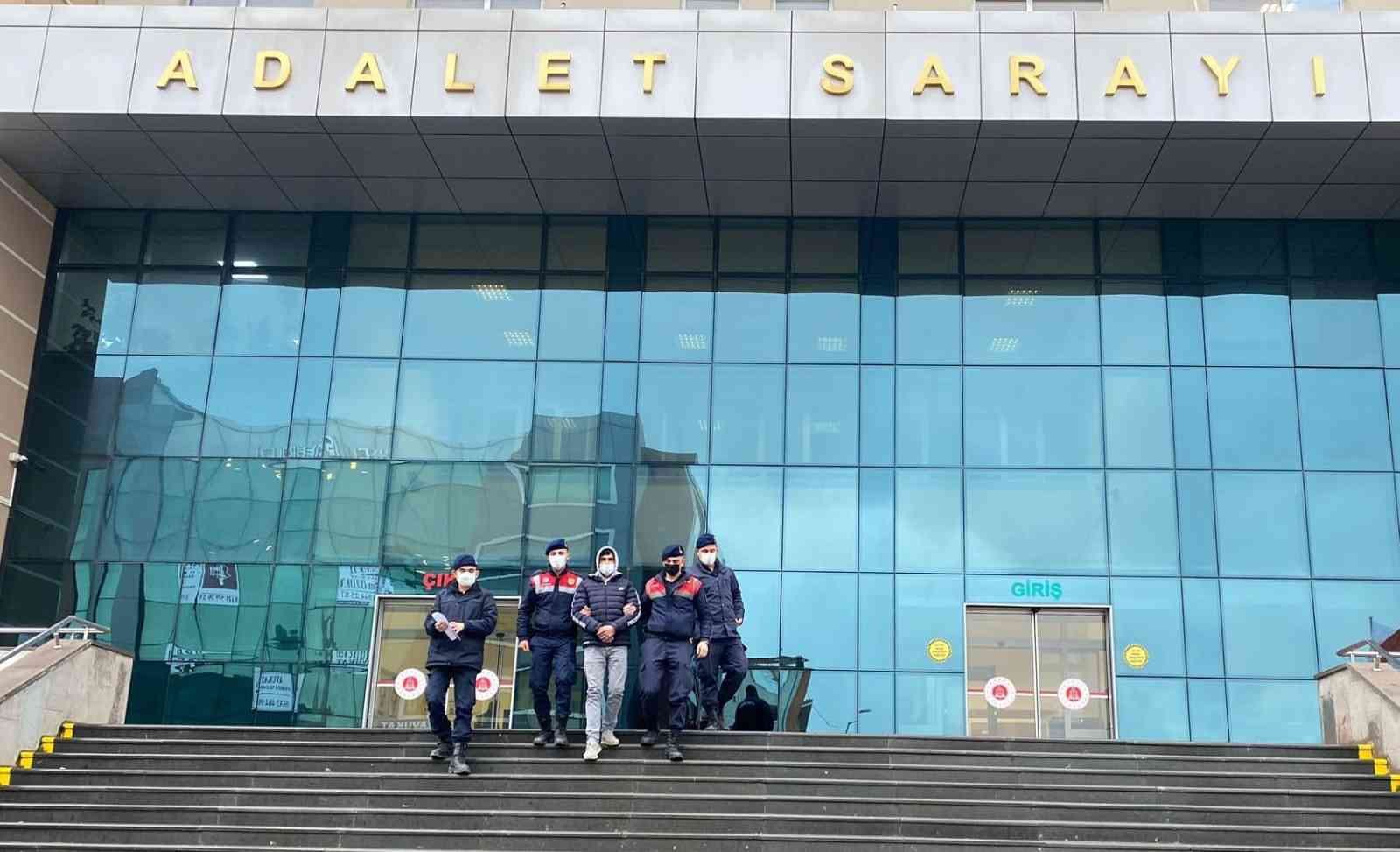 Tekirdağ’ın Çerkezköy ilçesinde inşaattan hırsızlık yaptıktan sonra sokakta torba ile gezen şahıslar önce kameraya, sonra ise jandarmaya ...