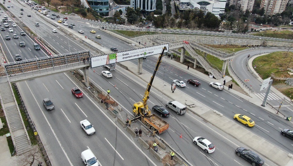 İstanbul Büyükşehir Belediyesi tarafından "Bostancı-Kayışdağı Arası Yol Kavşak Projesi" kapsamında üst geçitten orta refüje inen fakat yol ...