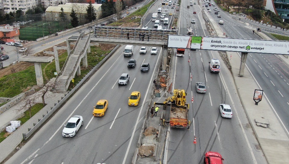 İstanbul Büyükşehir Belediyesi tarafından "Bostancı-Kayışdağı Arası Yol Kavşak Projesi" kapsamında üst geçitten orta refüje inen fakat yol ...