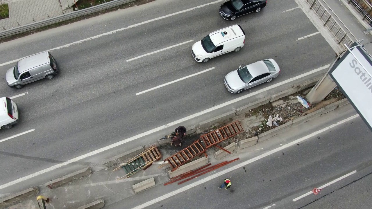 İstanbul Büyükşehir Belediyesi tarafından "Bostancı-Kayışdağı Arası Yol Kavşak Projesi" kapsamında üst geçitten orta refüje inen fakat yol ...