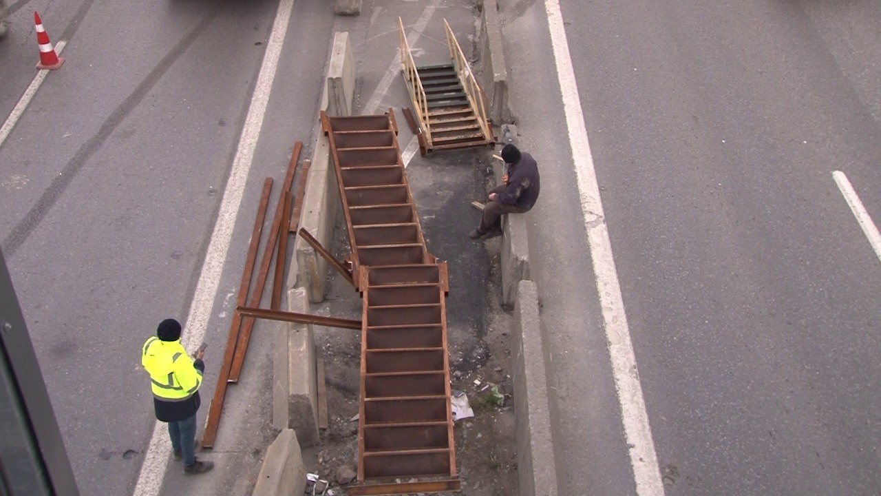 İstanbul Büyükşehir Belediyesi tarafından "Bostancı-Kayışdağı Arası Yol Kavşak Projesi" kapsamında üst geçitten orta refüje inen fakat yol ...