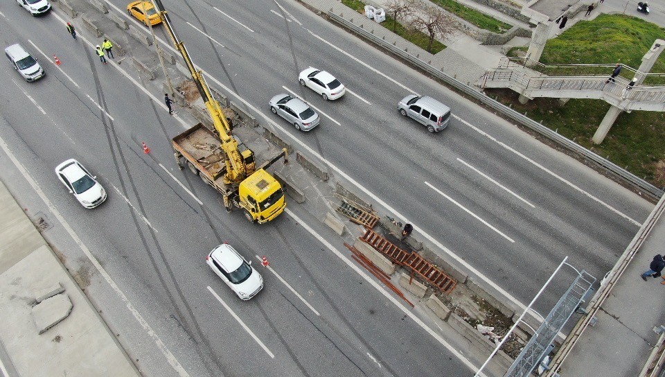 İstanbul Büyükşehir Belediyesi tarafından "Bostancı-Kayışdağı Arası Yol Kavşak Projesi" kapsamında üst geçitten orta refüje inen fakat yol ...