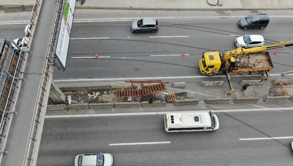 İstanbul Büyükşehir Belediyesi tarafından "Bostancı-Kayışdağı Arası Yol Kavşak Projesi" kapsamında üst geçitten orta refüje inen fakat yol ...