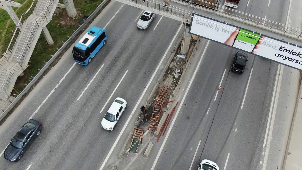 İstanbul Büyükşehir Belediyesi tarafından "Bostancı-Kayışdağı Arası Yol Kavşak Projesi" kapsamında üst geçitten orta refüje inen fakat yol ...