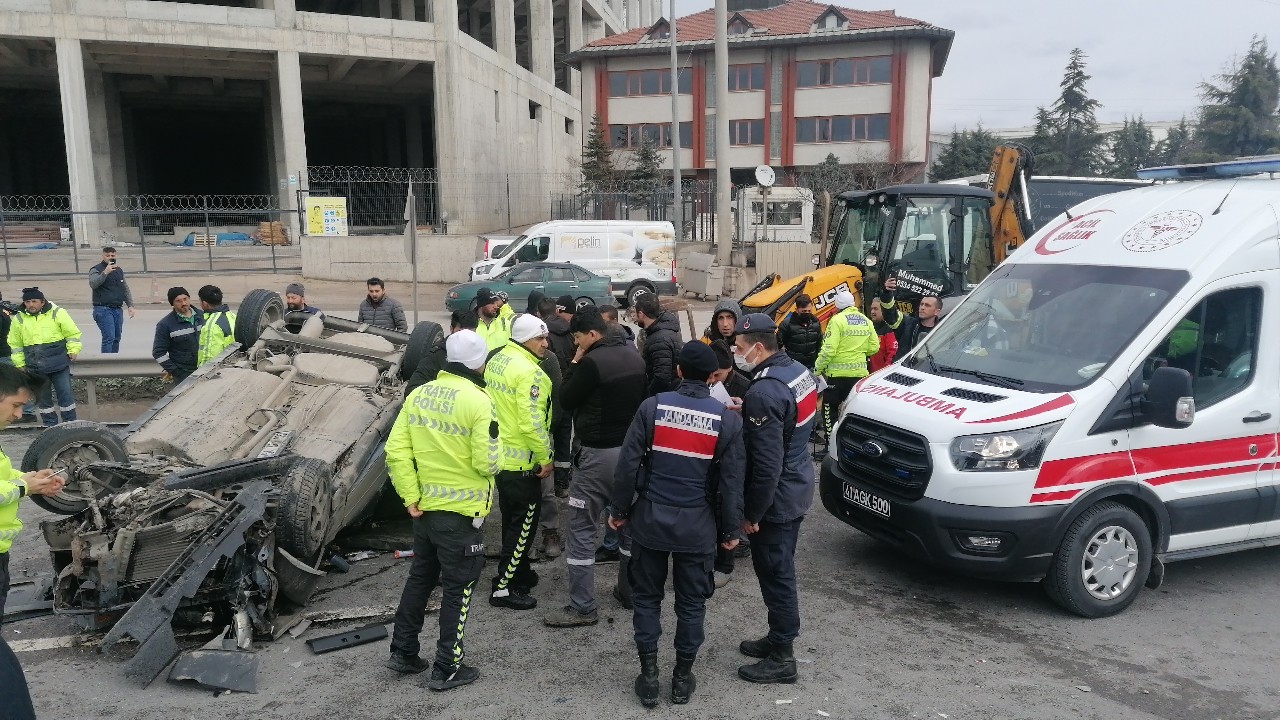 Kocaeli’nin Gebze ilçesi D-100 Karayolu’nda iş makinasına çarpmamak için manevra yapan sürücünün idaresindeki tırın çarptığı otomobil takla ...