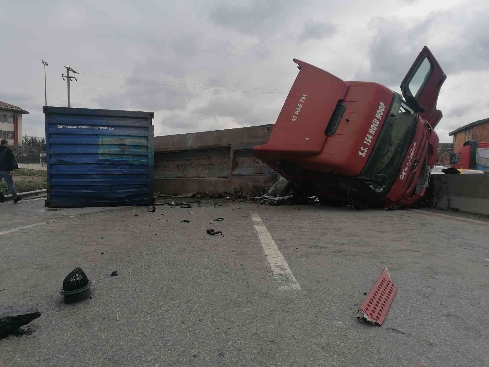 Kocaeli’nin Gebze ilçesi D-100 Karayolu’nda iş makinasına çarpmamak için manevra yapan sürücünün idaresindeki tırın çarptığı otomobil takla ...