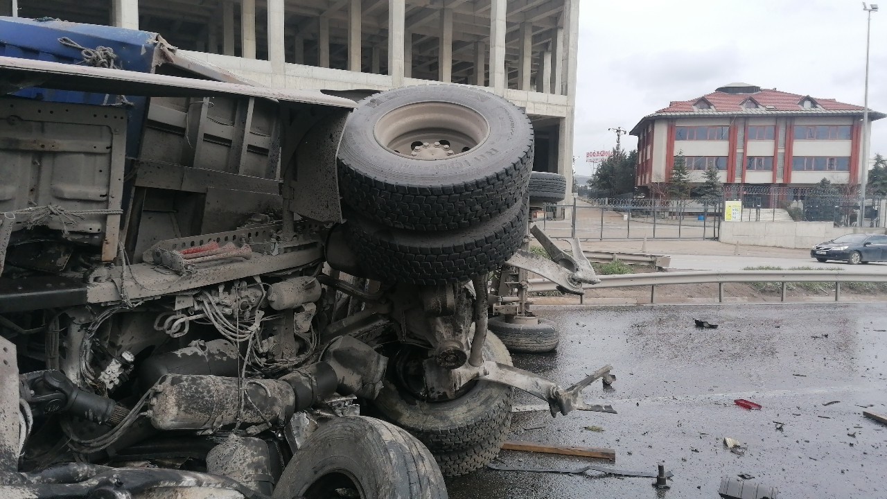 Kocaeli’nin Gebze ilçesi D-100 Karayolu’nda iş makinasına çarpmamak için manevra yapan sürücünün idaresindeki tırın çarptığı otomobil takla ...