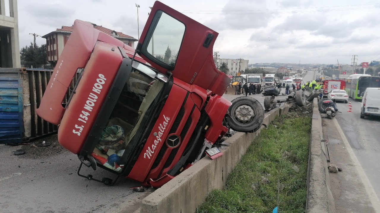 Kocaeli’nin Gebze ilçesi D-100 Karayolu’nda iş makinasına çarpmamak için manevra yapan sürücünün idaresindeki tırın çarptığı otomobil takla ...