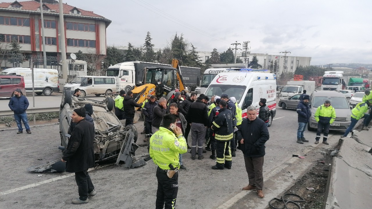 Kocaeli’nin Gebze ilçesi D-100 Karayolu’nda iş makinasına çarpmamak için manevra yapan sürücünün idaresindeki tırın çarptığı otomobil takla ...