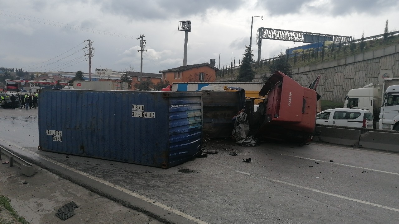 Kocaeli’nin Gebze ilçesi D-100 Karayolu’nda iş makinasına çarpmamak için manevra yapan sürücünün idaresindeki tırın çarptığı otomobil takla ...