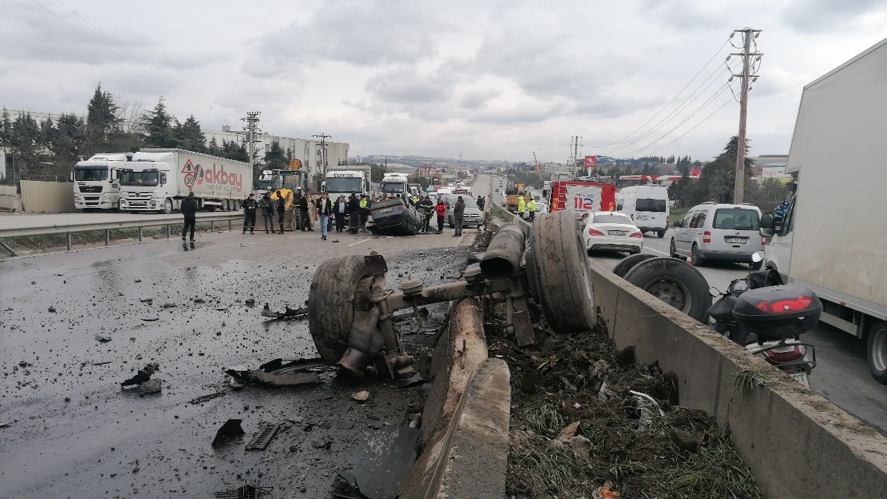 Kocaeli’nin Gebze ilçesi D-100 Karayolu’nda iş makinasına çarpmamak için manevra yapan sürücünün idaresindeki tırın çarptığı otomobil takla ...