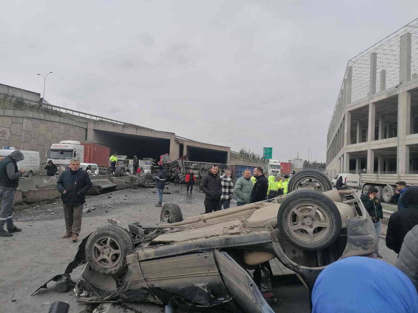 Kocaeli’nin Gebze ilçesi D-100 Karayolu’nda iş makinasına çarpmamak için manevra yapan sürücünün idaresindeki tırın çarptığı otomobil takla ...