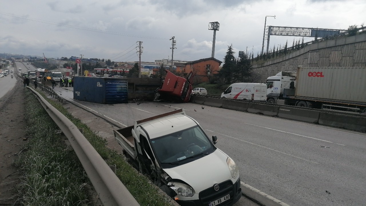 Kocaeli’nin Gebze ilçesi D-100 Karayolu’nda iş makinasına çarpmamak için manevra yapan sürücünün idaresindeki tırın çarptığı otomobil takla ...