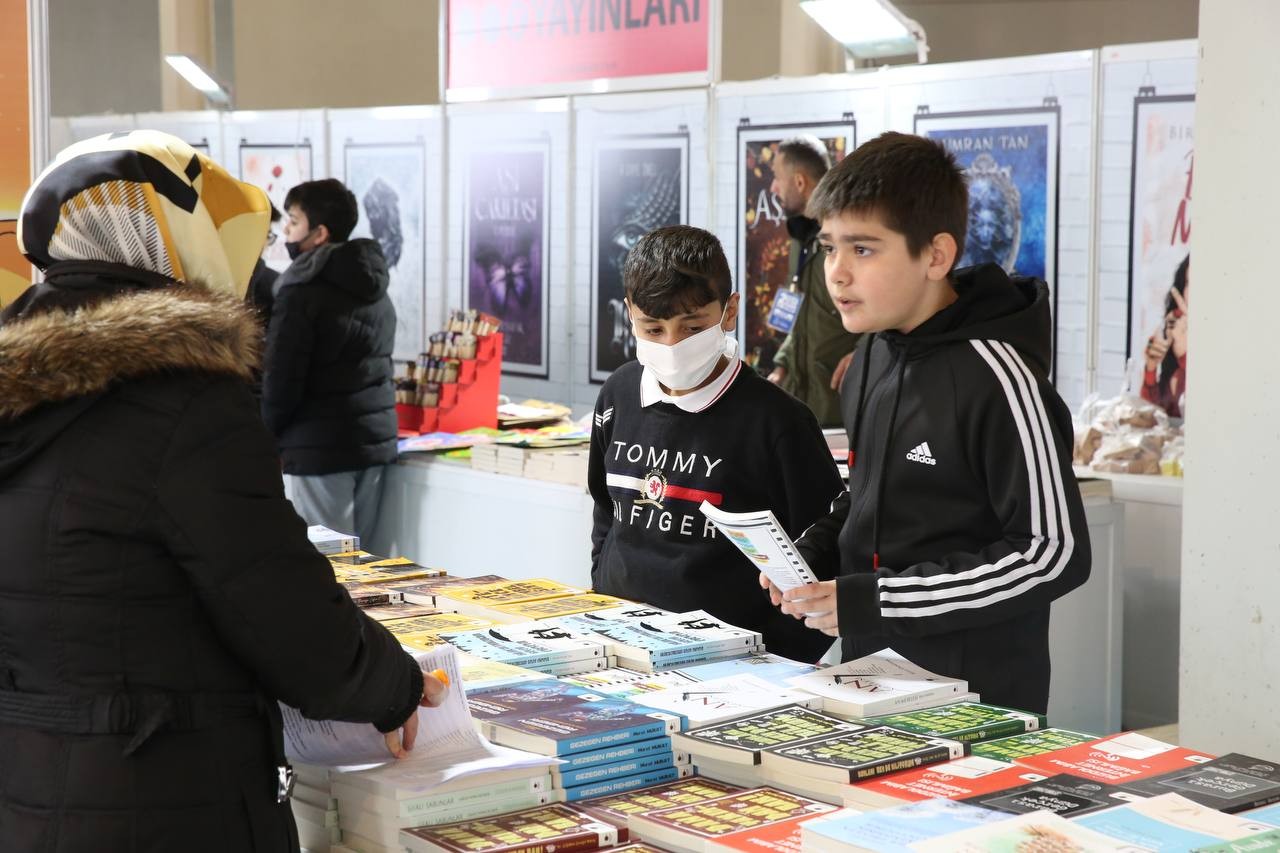 Kocaeli’nin Darıca ilçesinde ikincisi gerçekleştirilen kitap fuarına öğrenciler yoğun ilgi gösterdi. Darıca Belediye Başkanı Muzaffer Bıyık’ın ...